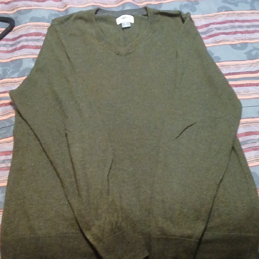 Old Navy Men's V-Neck Sweater in Olive